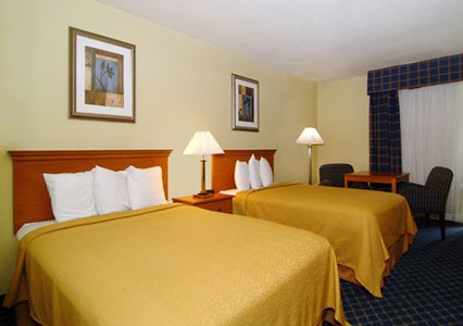 Quality Inn Savannah Midtown 03.[1]